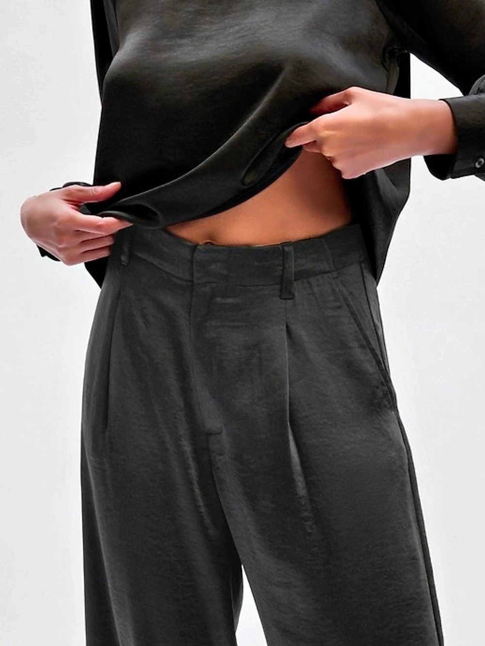 GAP HIGH RISE PLEATED SATIN WIDE-LEG TROUSERS – BLACK – SIZE 16